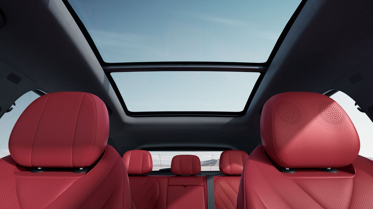 Der OMODA 9 Super Hybrid ist mit einem Panoramadach von 1,3 m² ausgestattet, das den Passagieren ein helles und großzügiges Raumgefühl vermittelt und das Erlebnis von Luxus und Reisekomfort verstärkt. Ergänzt wird dies durch ein 14-Lautsprecher-Audiosystem von Sony mit in die Kopfstütze des Fahrers integrierten Lautsprechern.