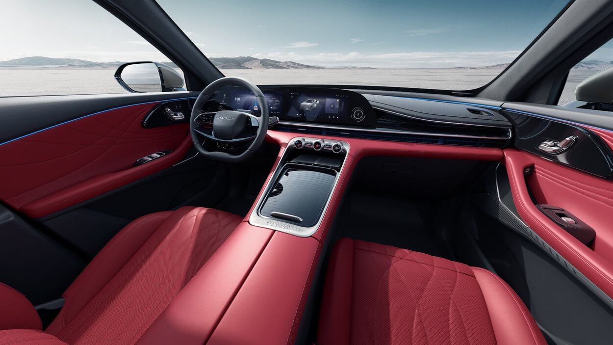 Das Interieur des OMODA 9 Super Hybrid ist ein Synonym für modernen Luxus. Doppelbildschirme mit 12,3 Zoll, ein 50-Zoll-Head-up-Display der neuesten Generation mit Augmented Reality (AR-HUD) sowie das hochwertige SONY-Audiosystem mit in die Kopfstütze des Fahrers integrierten Lautsprechern verleihen jeder Fahrt einen einzigartigen Charakter.