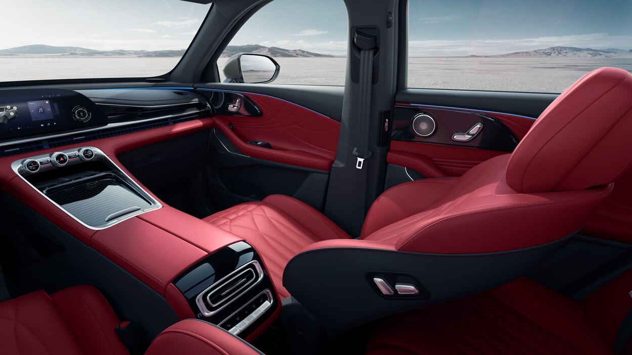 Das Interieur des OMODA 9 verbindet modernes Design mit höchstem Komfort und schafft eine Atmosphäre, die Eleganz und Wohlbefinden vereint. Hochwertige Lederausstattung in der exklusiven Farbkombination Black-Red verleiht dem Innenraum einen markanten Premium-Charakter, während die Vordersitze nicht nur beheizt und belüftet sind, sondern auch über eine Massagefunktion verfügen.