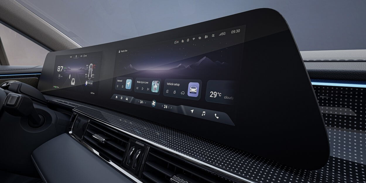 Das Armaturenbrett des OMODA E5 vereint modernes Design mit intelligenter Funktionalität. Ein 12,3-Zoll-Curved-Display und kabelloses Laden sorgen für intuitive Bedienung und Eleganz, die den luxuriösen Charakter des Innenraums unterstreichen. Dank Android Auto™ und Apple CarPlay™ bleiben Sie kabellos vernetzt und genießen digitale Freiheit auf jedem Kilometer.