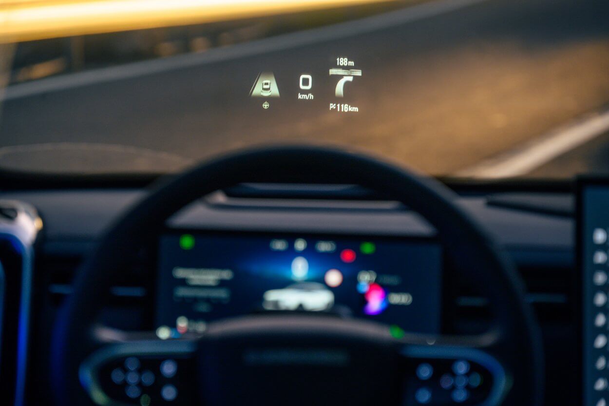 Head-up-Display (HUD) Der JAECOO 7 verfügt über ein W-HUD (Wide Head-up Display), das wichtige Informationen direkt auf die Windschutzscheibe projiziert und so für mehr Komfort und Sicherheit während der Fahrt sorgt.