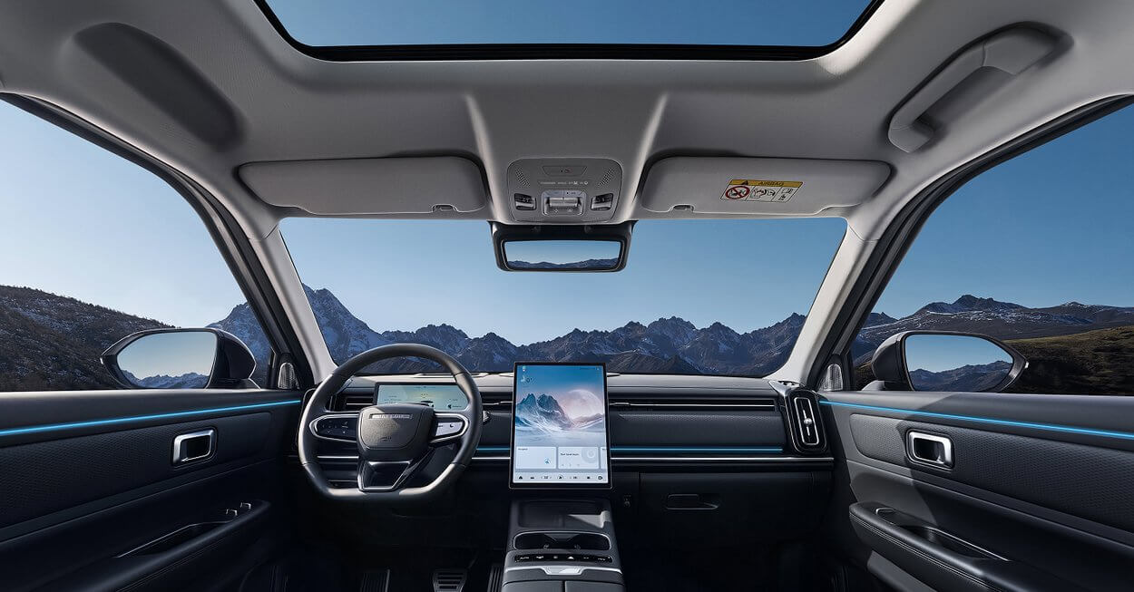 Zur Ausstattung des JAECOO 7 Super Hybrid gehören unter anderem ein Head-up-Display (HUD), ein 14,8-Zoll-Display, der Sprachassistent „Hello JAECOO“ sowie ein 50-W-Ladegerät. Das Multimediasystem unterstützt zudem kabellos sowohl Android Auto™ als auch Apple CarPlay™.