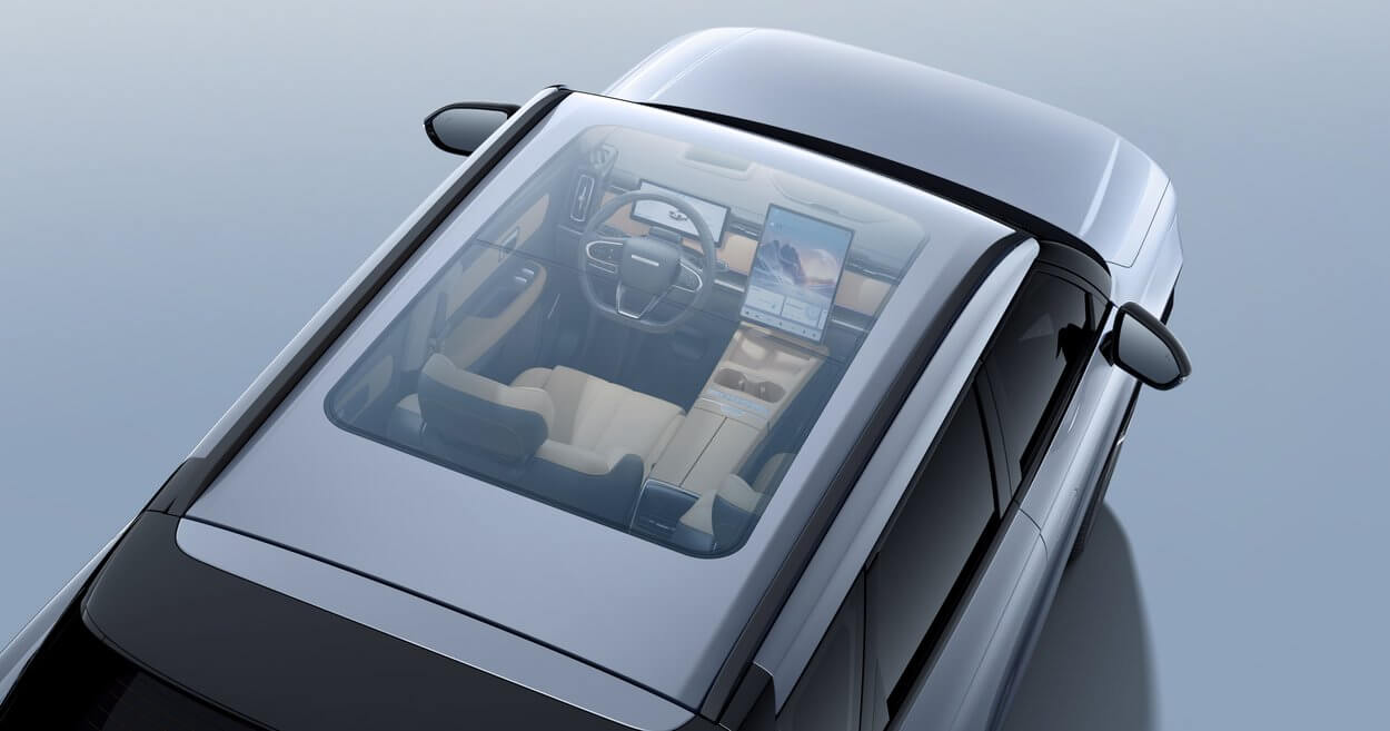 Das ergonomisch gestaltete Cockpit des JAECOO 7 Super Hybrid beeindruckt durch seine Großzügigkeit und seinen durchdachten Komfort. Das weitläufige Panoramadach lässt reichlich natürliches Licht in den Innenraum strömen und verstärkt das Gefühl von Offenheit und Freiheit.