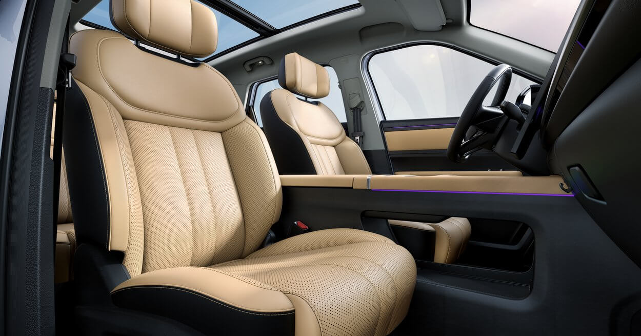 Der JAECOO 7 Super Hybrid bietet außergewöhnlichen Komfort dank ergonomisch gestalteter Sitze, die höchsten Fahrgenuss gewährleisten. Die Polsterung aus hochwertigen, umweltfreundlichen Materialien steht für die perfekte Balance zwischen Luxus und Nachhaltigkeit.