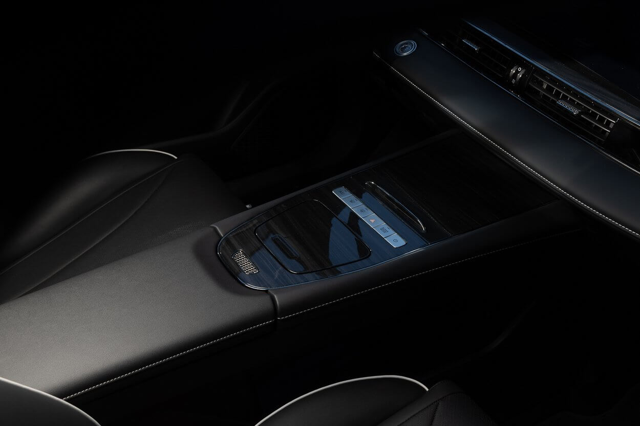 Kabelloses Laden Nutzen Sie mühelos die Stromversorgung für Ihre Geräte dank kabellosem Laden – egal, wo Sie sich befinden. Die Technologie sorgt dafür, dass Sie stets verbunden bleiben, ganz ohne störende Kabel. So können Sie Ihre mobilen Geräte jederzeit komfortabel und sicher aufladen, während Sie unterwegs sind.