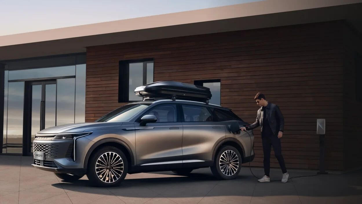 Schnellladen und Vehicle-to-Load-Funktion Der OMODA 9 Super Hybrid ist mit einer Batterie von über 34 kWh ausgestattet, die eine rein elektrische Reichweite von bis zu 145 km ermöglicht und mit einer Ladeleistung von bis zu 70 kW aufgeladen werden kann. Darüber hinaus erlaubt die Vehicle-to-Load-Technologie (V2L), externe Geräte mit der gespeicherten Energie zu versorgen – ideal für Alltag, Freizeit und unterwegs.