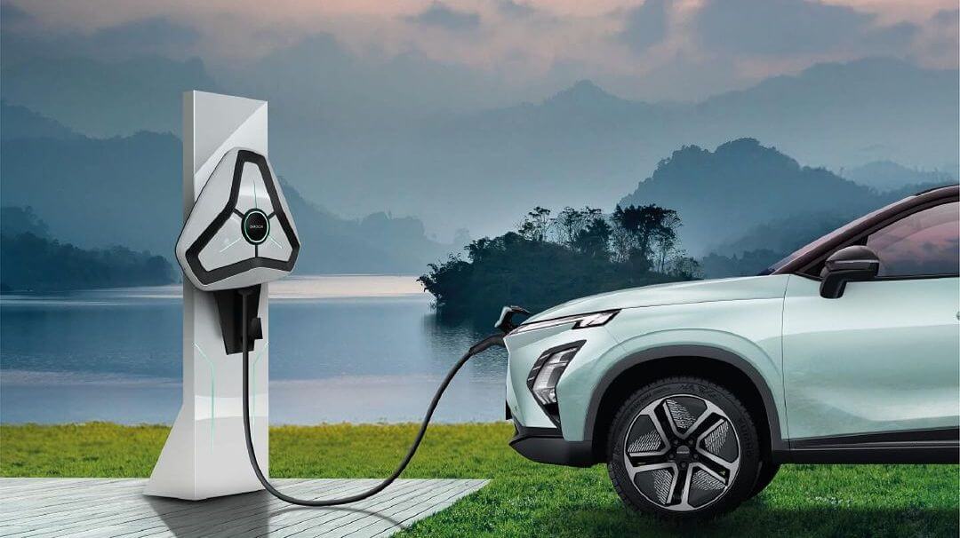 Die Elektrotechnologie von OMODA treibt Innovationen voran und gestaltet den Weg in eine nachhaltige Zukunft umweltfreundlicher und energieeffizienter Elektrofahrzeuge. Der OMODA E5 ist mit einer leistungsstarken DC-Schnellladetechnologie von 80 kW ausgestattet, mit der sich die Batterie in nur etwa 30 Minuten von 30 % auf 80 % aufladen lässt. Darüber hinaus verfügt das Modell über die moderne Vehicle-to-Load-Technologie (V2L), die es ermöglicht, externe Geräte mit Energie zu versorgen – ideal für den Alltag, Reisen oder Freizeitaktivitäten.