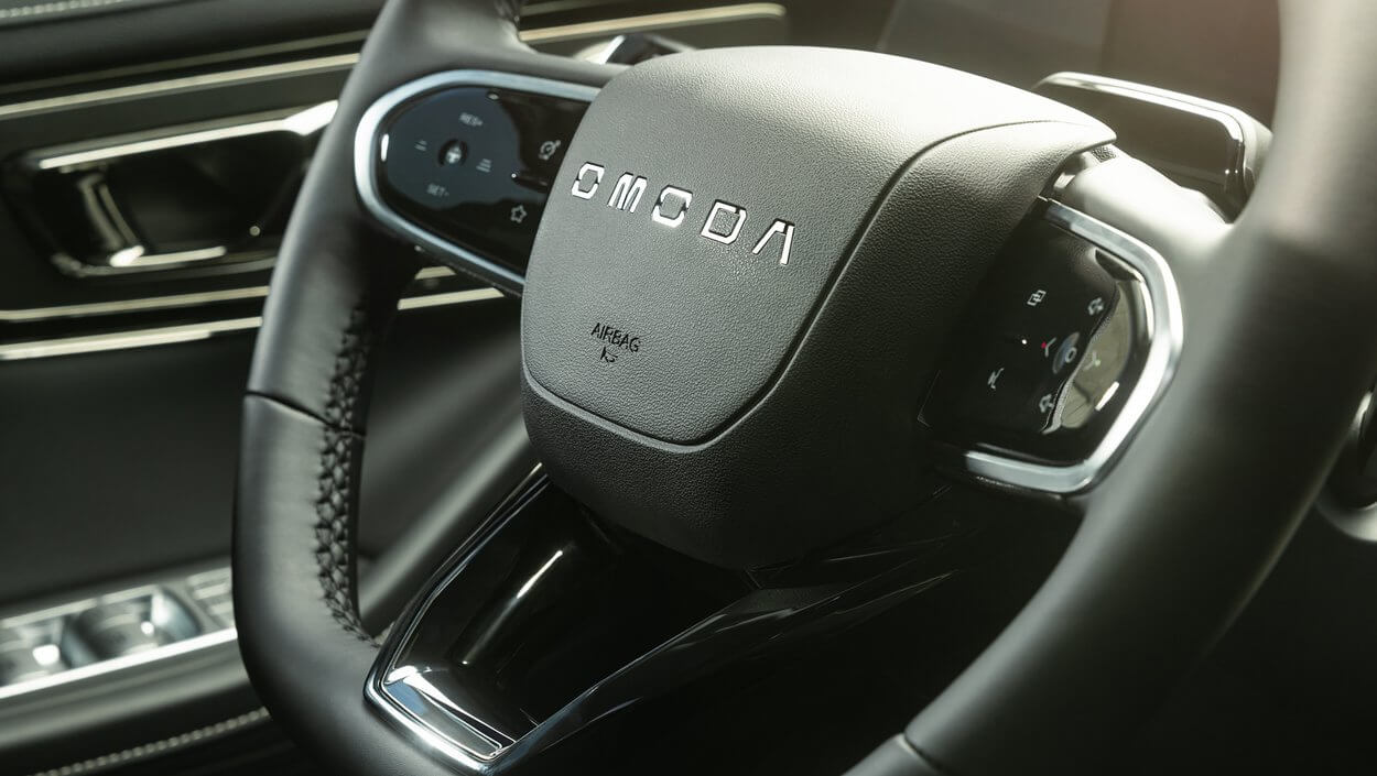 Elektrische Servolenkung Die elektrische Servolenkung des OMODA 5 ist eine moderne Lösung, die sowohl Komfort als auch Präzision beim Fahren erhöht. Sie passt sich automatisch den jeweiligen Fahrbedingungen an und ermöglicht dadurch sanfte Manöver. Gleichzeitig sorgt sie für mehr Effizienz und eine spürbar leichtere Handhabung.