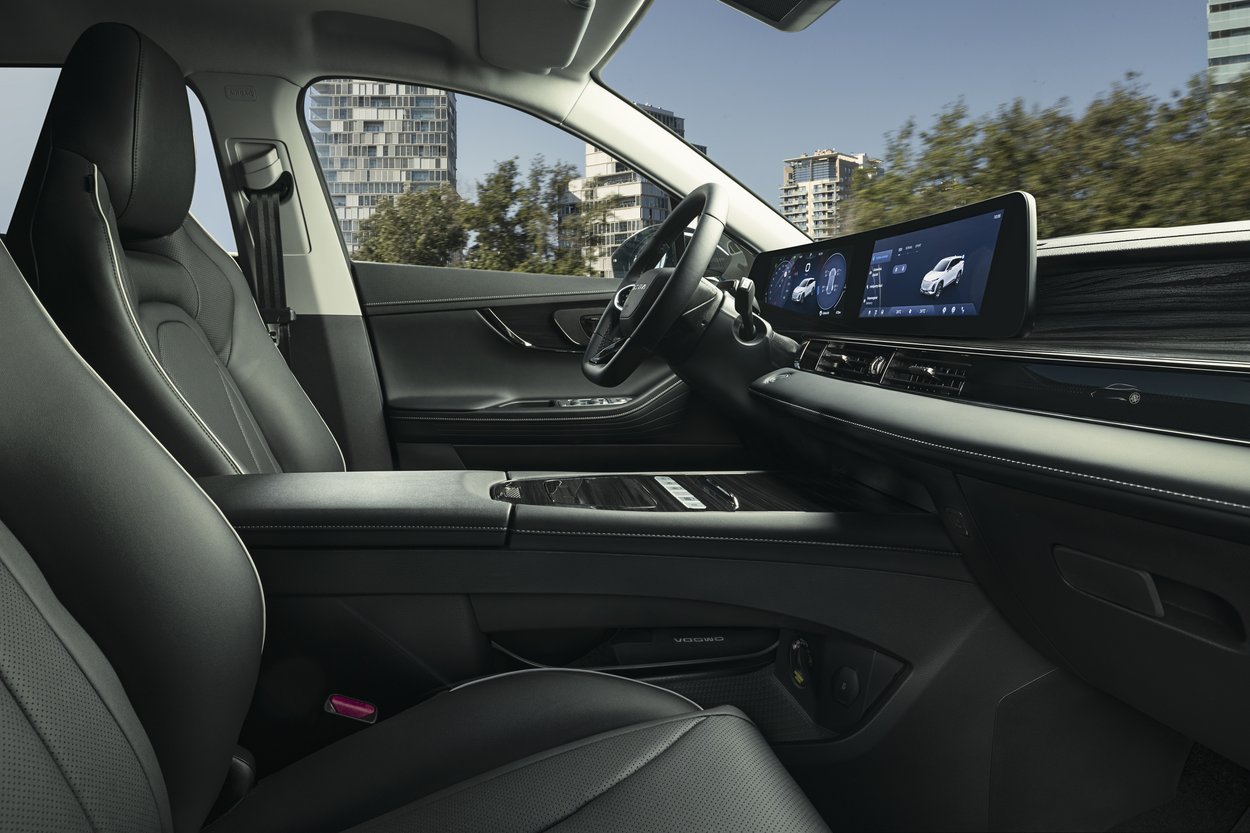 Sportsitze Erleben Sie den besonderen Komfort der luxuriösen Sportsitze im OMODA 5. Mit Heiz- und Belüftungsfunktionen passt sich der Sitz jeder Jahreszeit an und steigert den Fahrspaß. Die ergonomische Form sorgt zusätzlich für optimalen Halt, wodurch lange Fahrten entspannter und angenehmer werden.