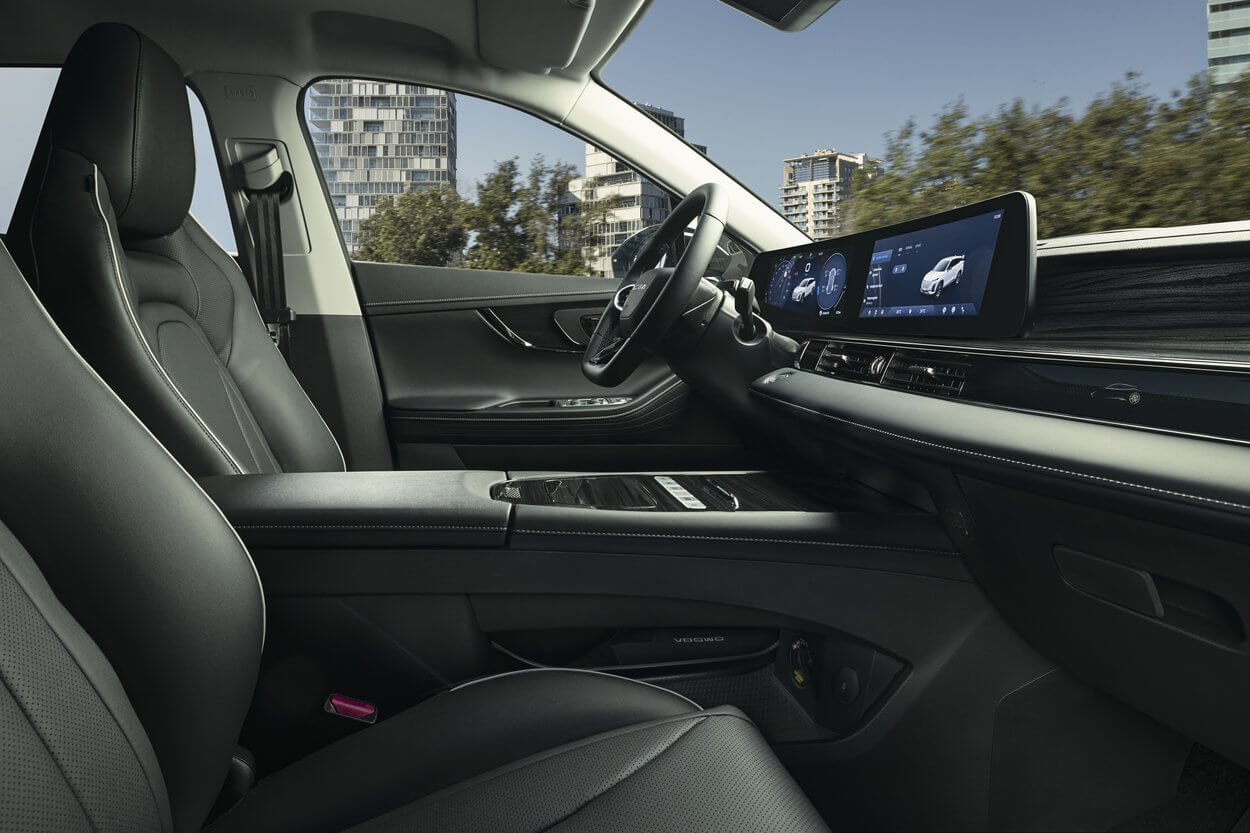 Sprachassistent Steuern Sie die Fahrzeugfunktionen mühelos mit dem fortschrittlichen Spracherkennungssystem. Es ermöglicht eine schnelle, präzise und vielseitige Ausführung von Befehlen. Ob Navigation, Klimasteuerung oder Multimedia – alles reagiert unmittelbar auf Ihre Stimme und macht das Fahren komfortabler und sicherer.